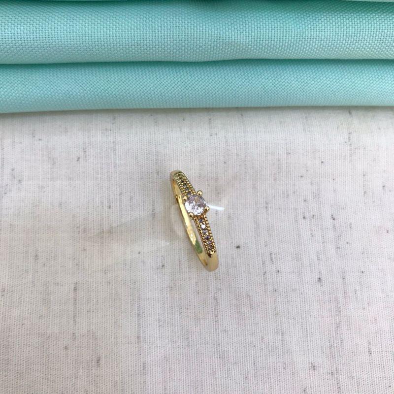 ANEL SOLITÁRIO CHARM EM ZIRCÔNIA BANHADO A OURO