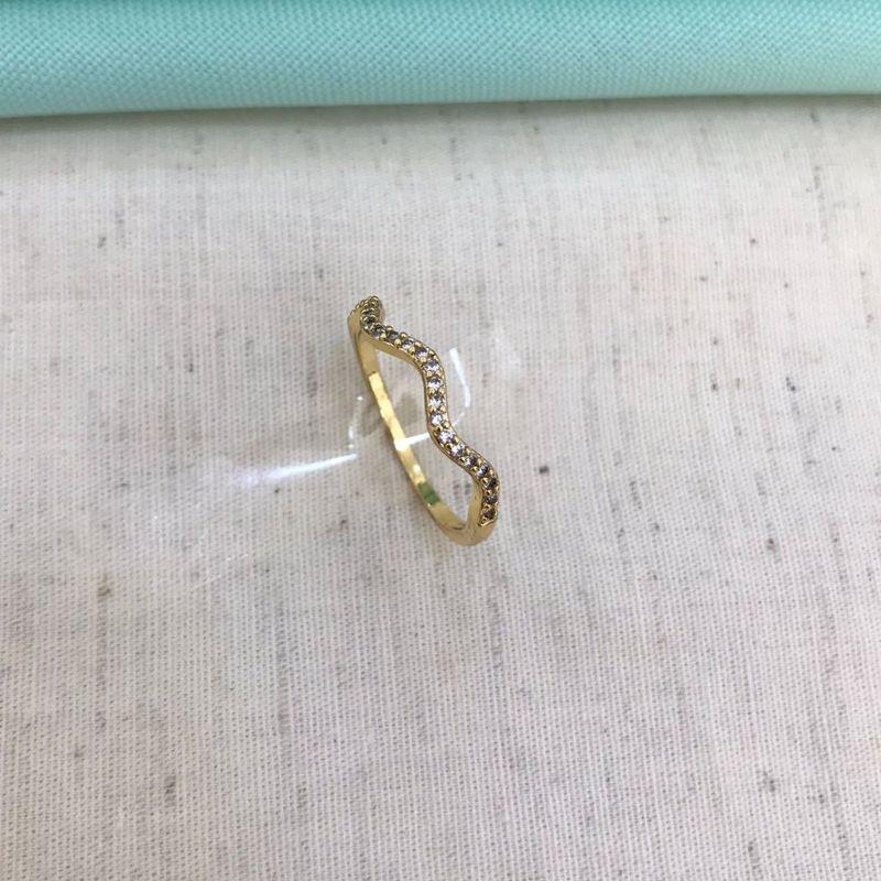 ANEL ZIG ZAG EM ZIRCÔNIA BANHADO A OURO