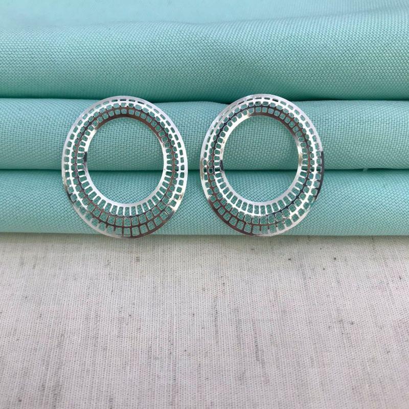 BRINCO OVAL VORA BANHADO A PRATA