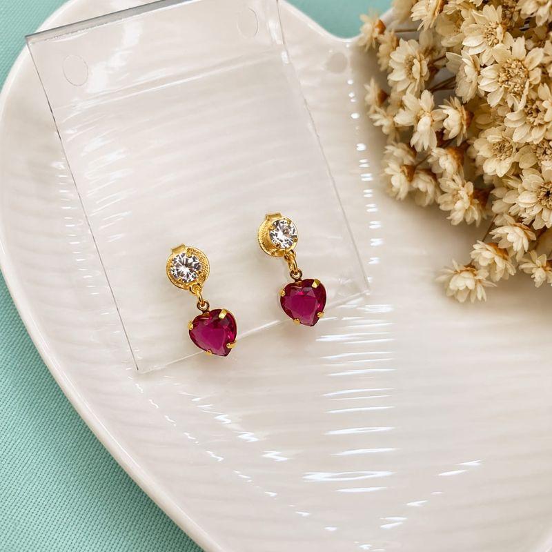 BRINCO PONTO DE LUZ COM PINGENTE CORAÇÃO PINK  BANHADO OURO
