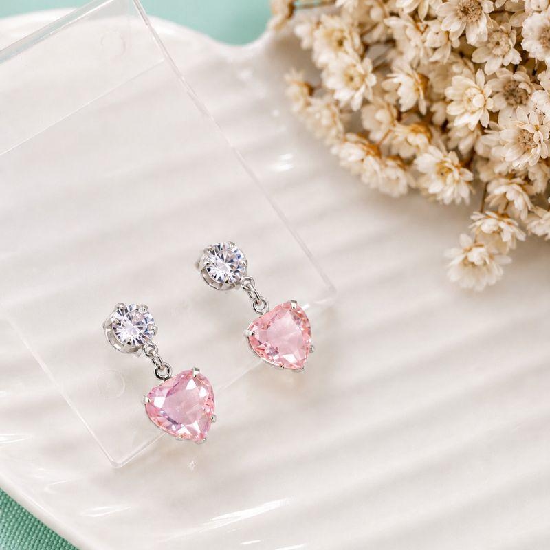 BRINCO PONTO DE LUZ COM PINGENTE CORAÇÃO ROSA BANHADO PRATA