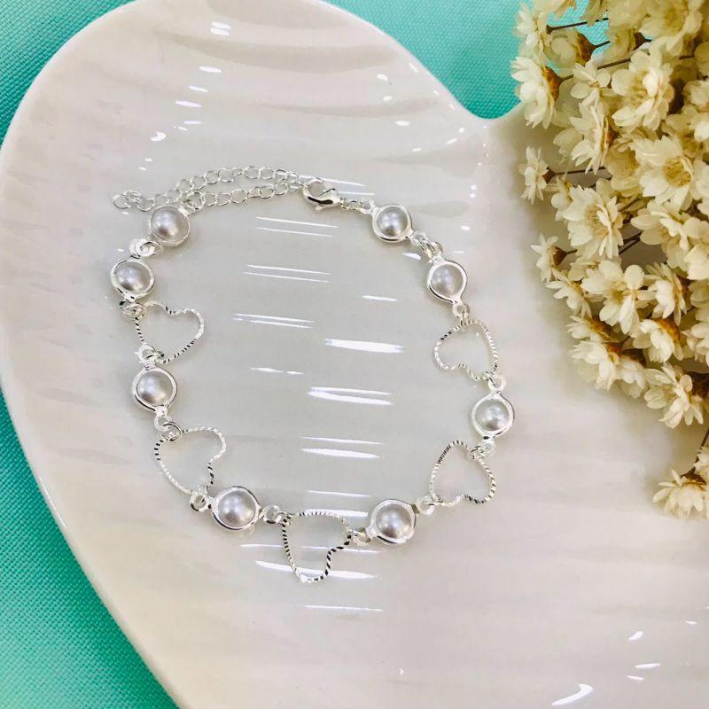 PULSEIRA PÉROLA E CORAÇÕES BANHADA PRATA